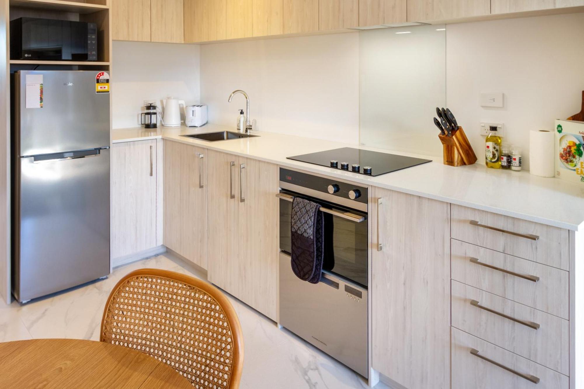 Downtown Delight: Studio At 8 Wilmer With Backyard 基督城 外观 照片
